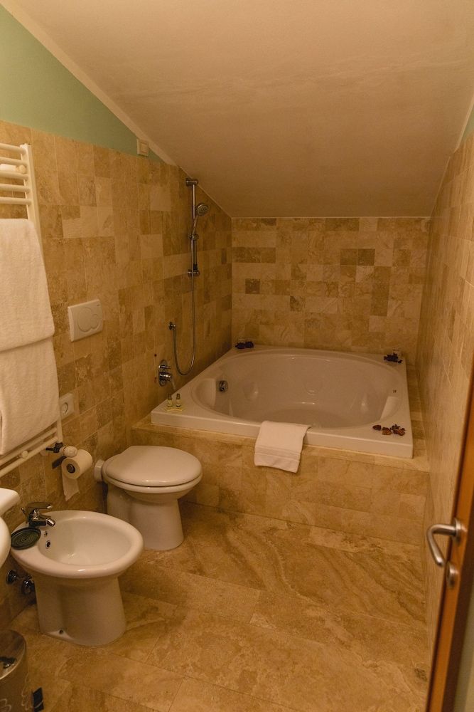 Albergo Poggio Bertino Family Room 8