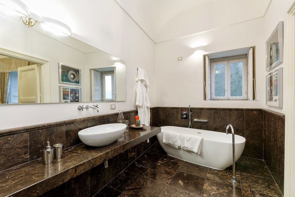 Suite, Balcony
