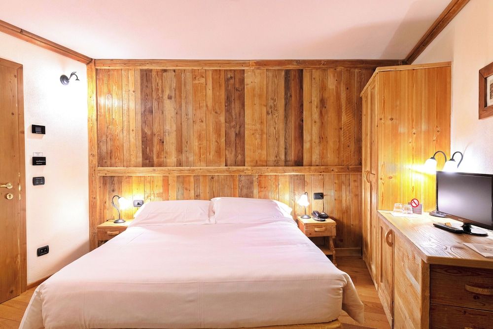 Small Double Room, 1 Queen Bed
