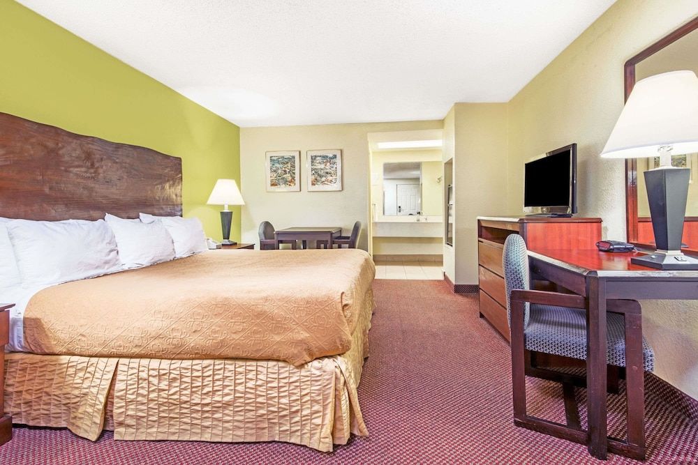 Standard Room, 1 King Bed, Smoking