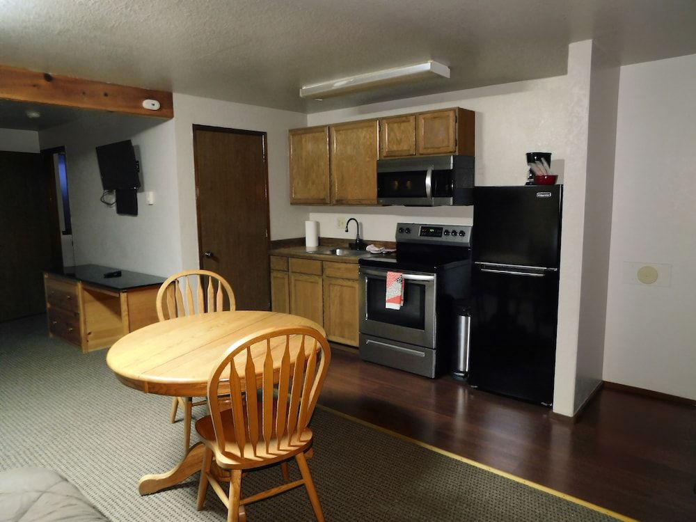 Suite, 2 Queen Beds (Dinette and Kitchen )