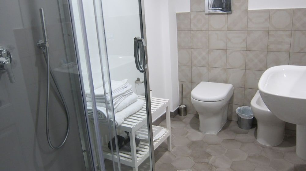 B&B Federico Secondo Family Suite, Private Bathroom 17