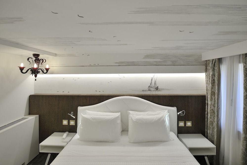 undefined Al Theatro Palace 3