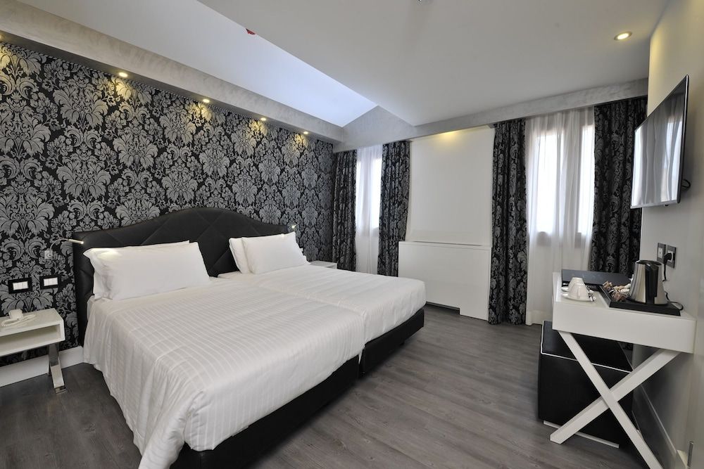 undefined Al Theatro Palace 4