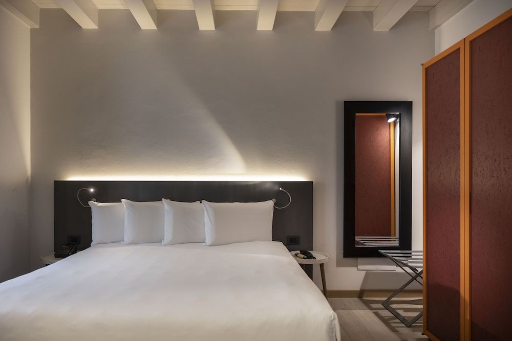 Savona 18 Suites Comfort Room