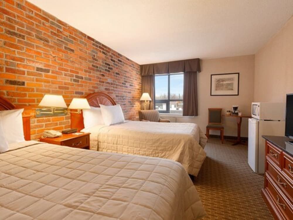2 Double Beds, Non-Smoking, Pet Friendly, Refrigerator & Microwave