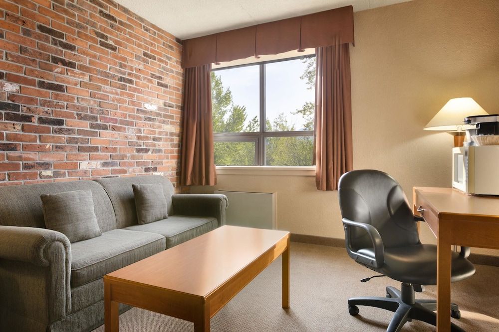 Room, 1 Queen Bed, Non Smoking, Refrigerator & Microwave