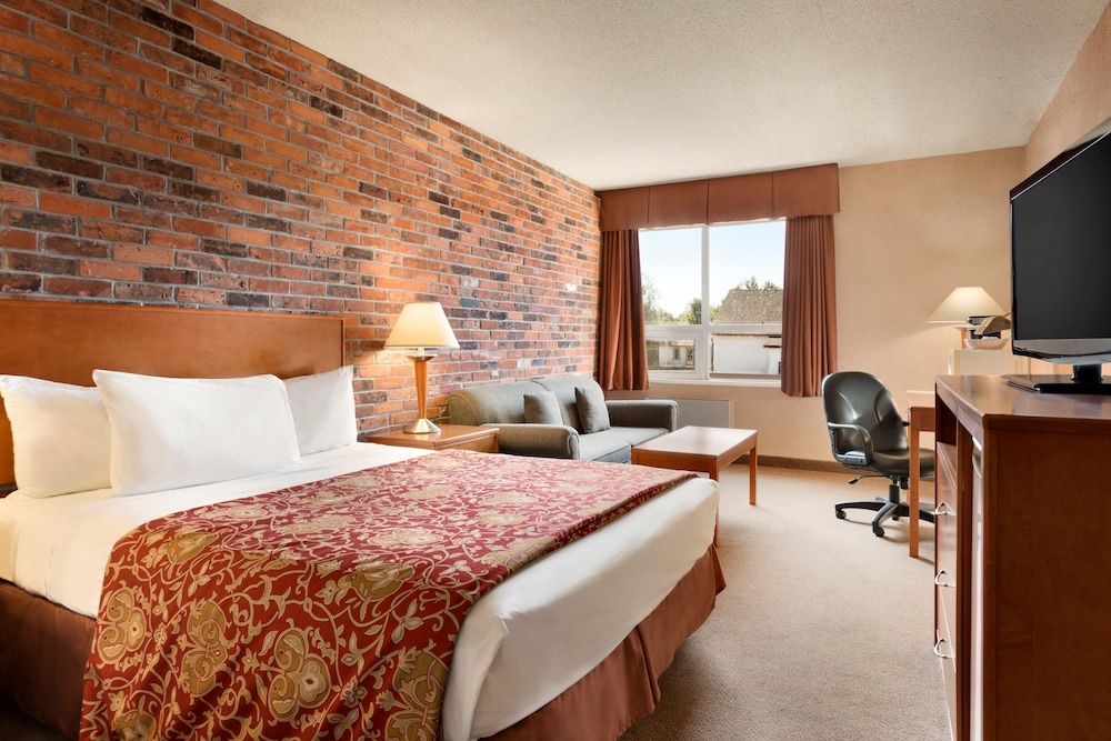 Room, 1 Queen Bed, Non Smoking, Refrigerator & Microwave