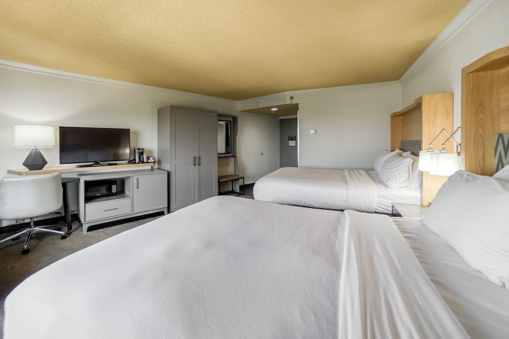Standard Room, 2 Queen Beds, Roll-in Shower (Communications)
