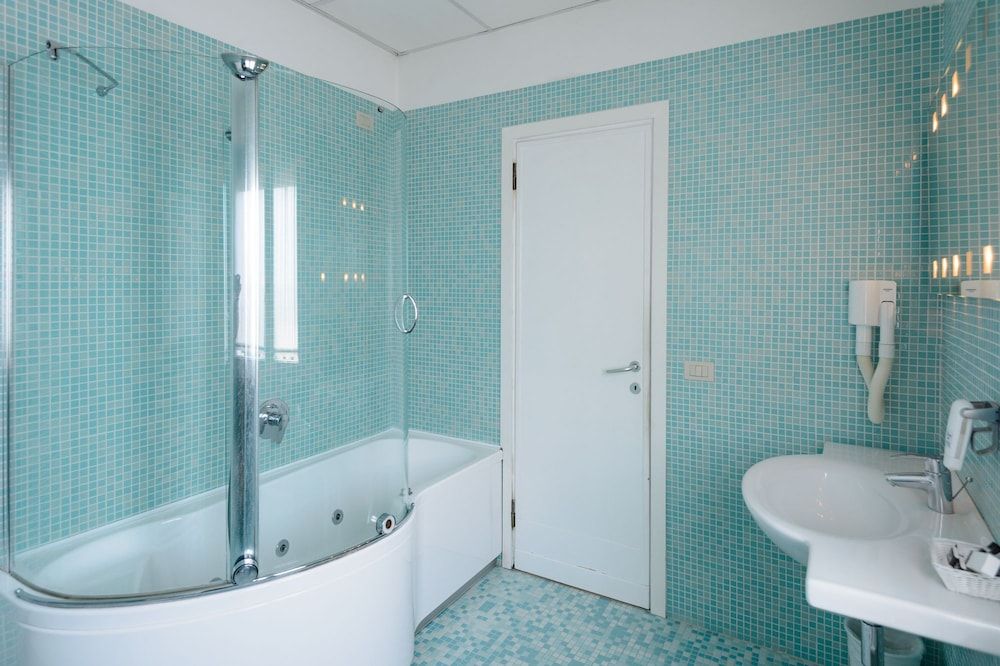 Hotel Continental Double Room, Hot Tub 5