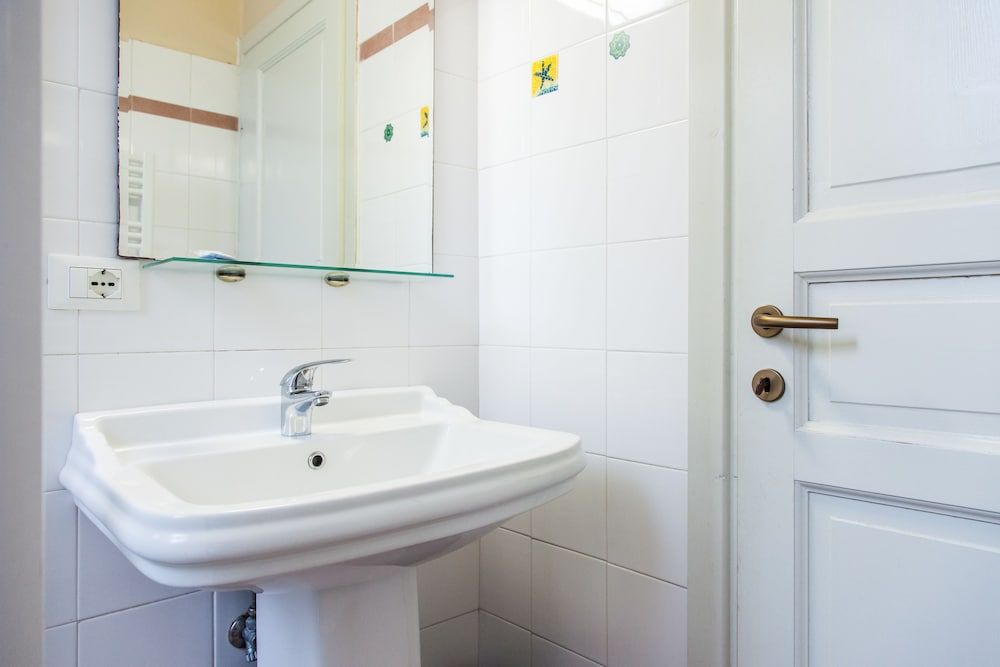 Bed & Bed Cassia Single Room, Shared Bathroom 3