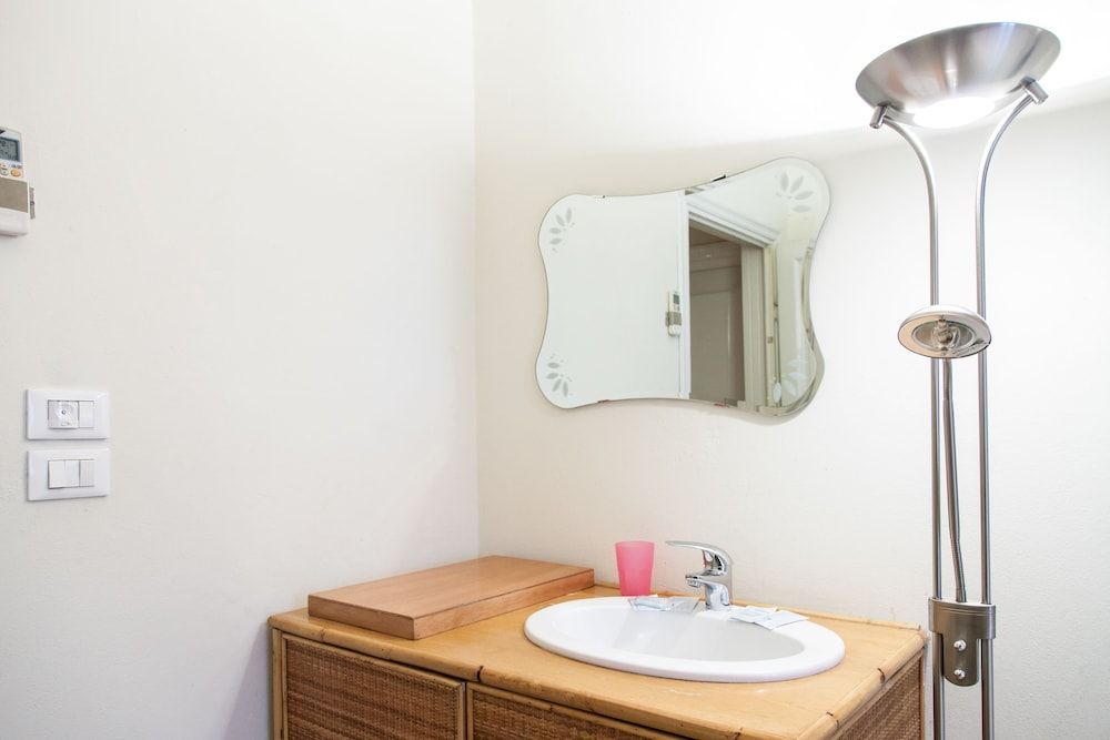 Bed & Bed Cassia Single Room, Shared Bathroom