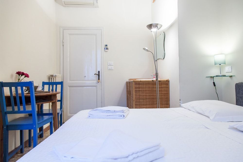 Bed & Bed Cassia Double or Twin Room, Shared Bathroom 3