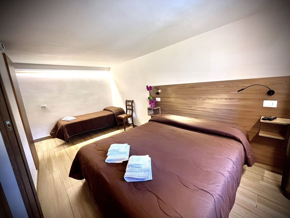 Hotel Pinguino Classic Triple Room, Mountain View, Tower