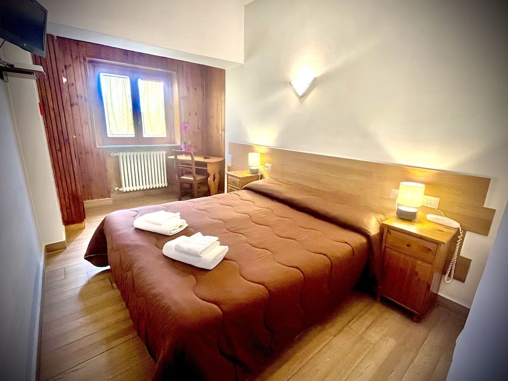 Hotel Pinguino Double Room, Balcony, Mountain View 2