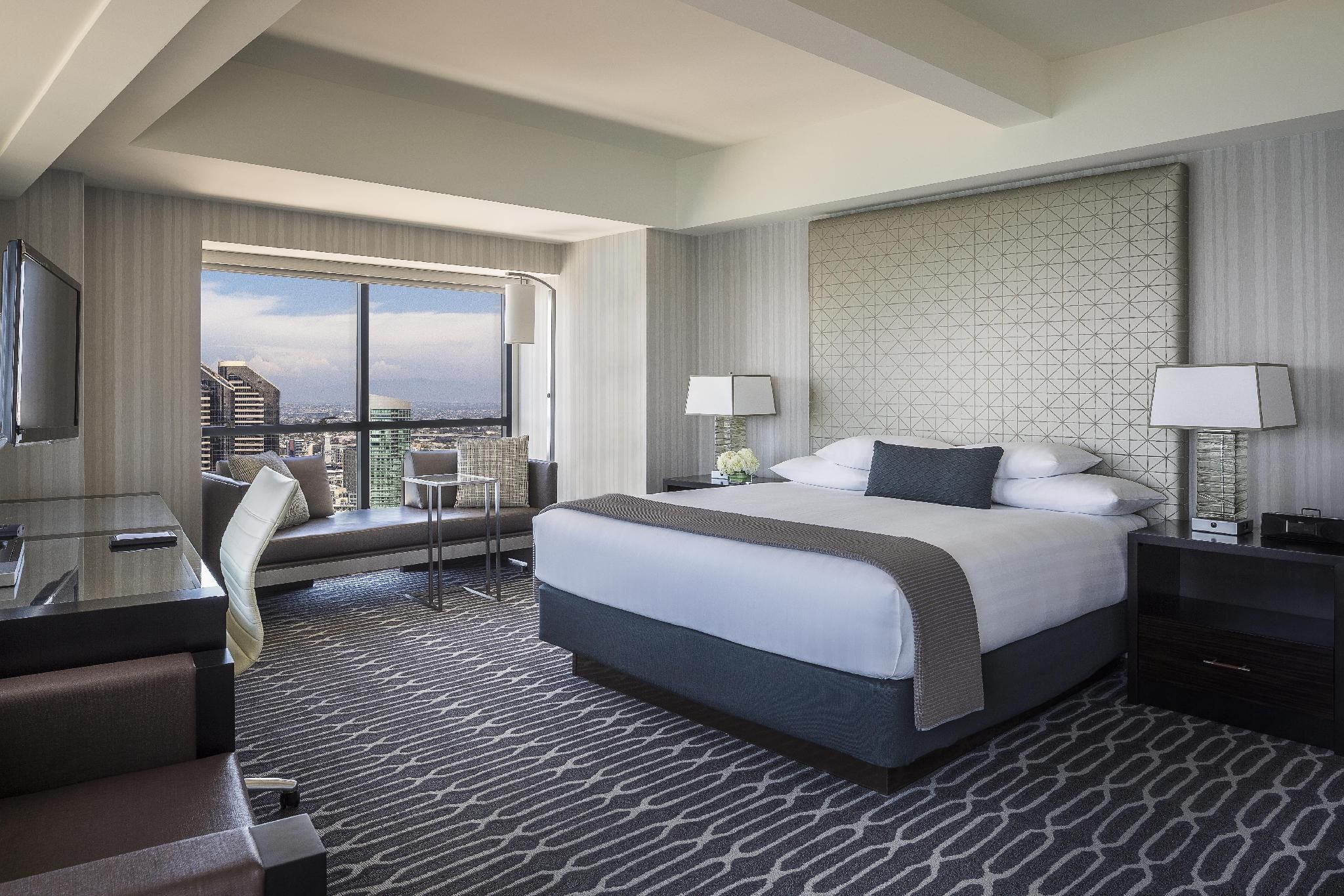 1 King Bed City View