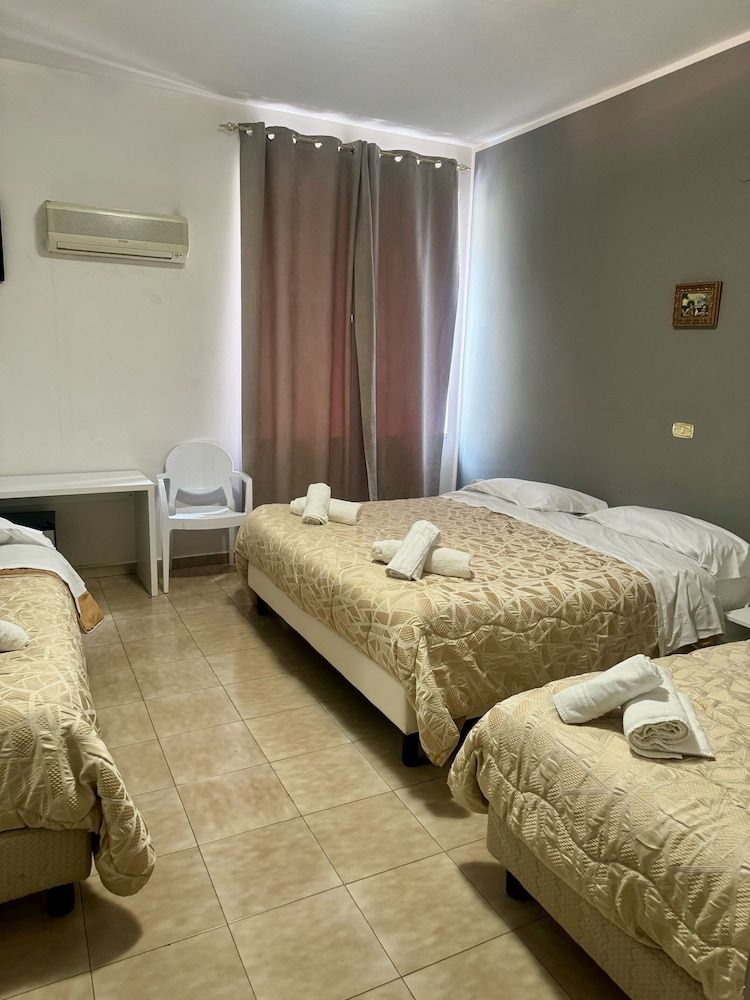 Hotel Santuario Pompei Quadruple Room 2