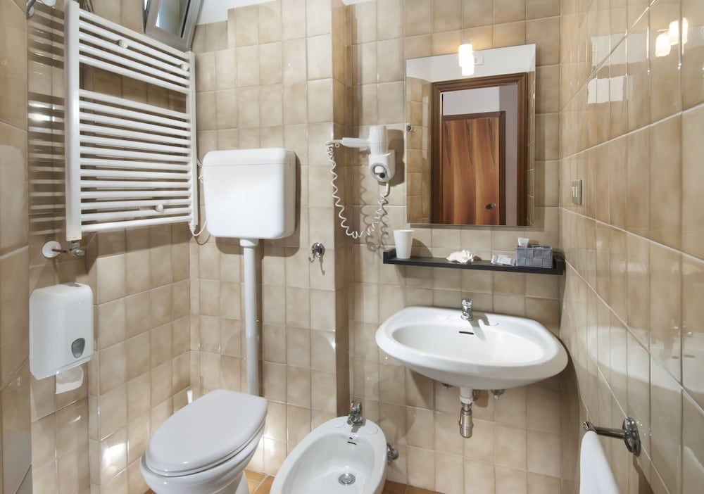 Hotel Le Querce Camera economy quadrupla 3