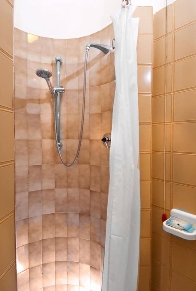 Hotel Le Querce Camera economy quadrupla 2