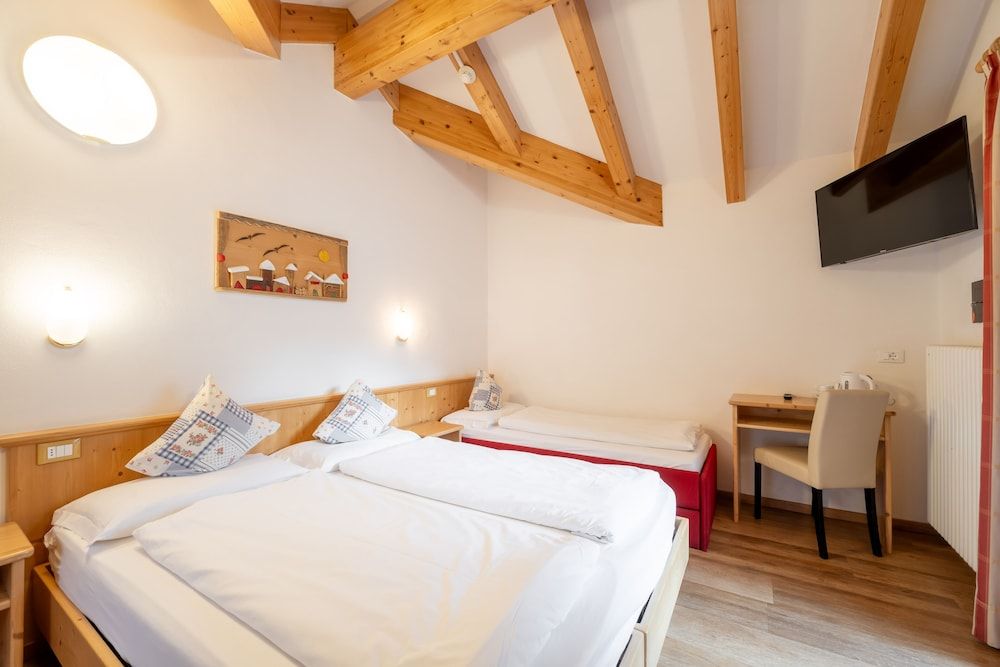 Hotel Villa Adria B&B Standard Quadruple Room, Mountain View 6