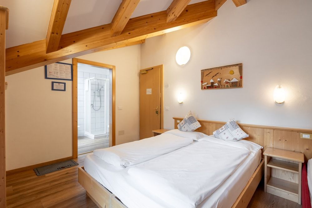 Hotel Villa Adria B&B Standard Quadruple Room, Mountain View 7