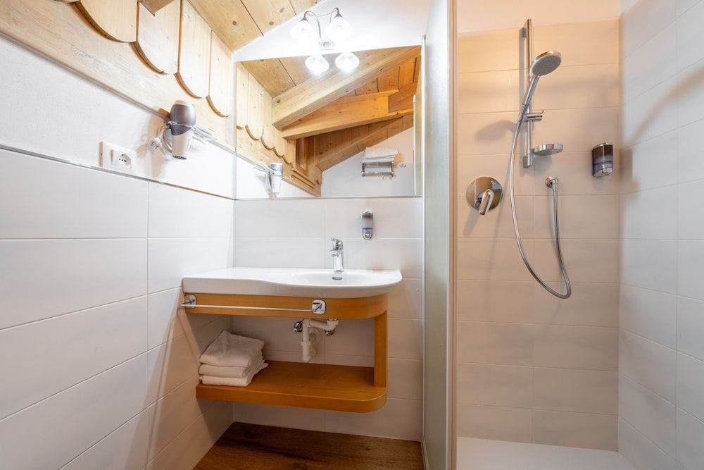 Hotel Villa Adria B&B Standard Quadruple Room, Mountain View 16