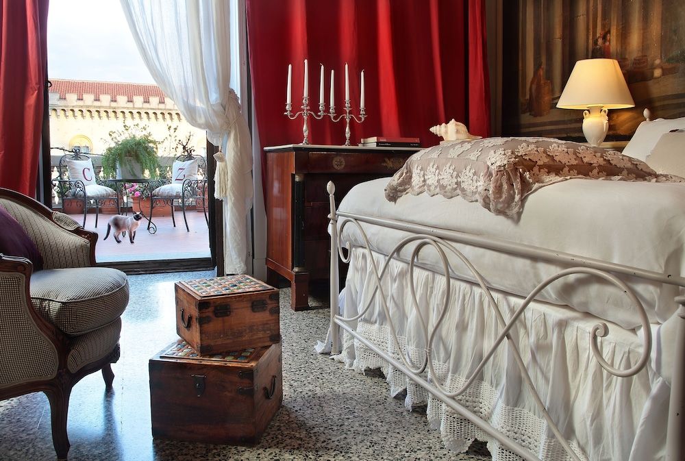 Arnaboldi Palace Junior Suite, City View (Capriccio) 6