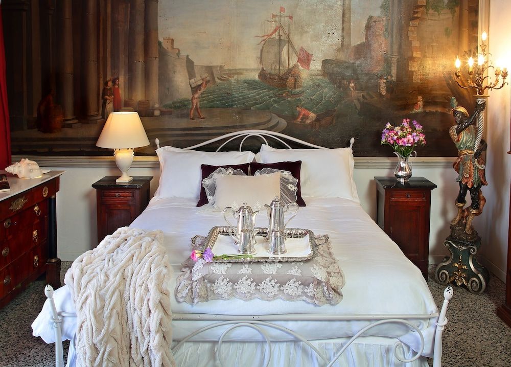 Arnaboldi Palace Junior Suite, City View (Capriccio) 5