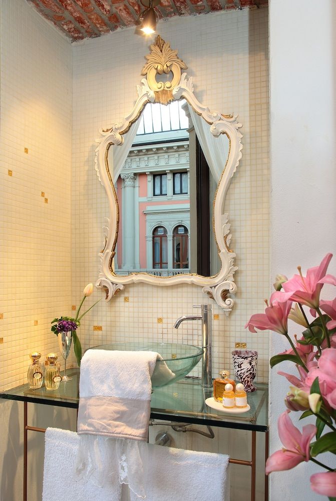 Arnaboldi Palace Junior Suite, City View (Capriccio) 9