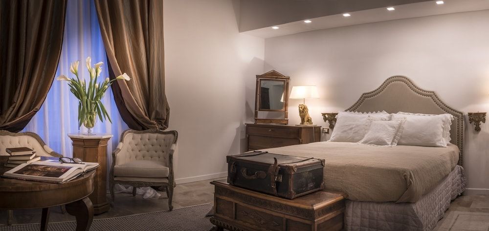 Arnaboldi Palace Deluxe Double Room, City View 4