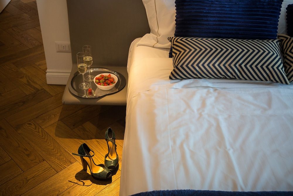 Palazzo Baj in Trastevere Luxury Studio Suite, Private Bathroom, River View 4