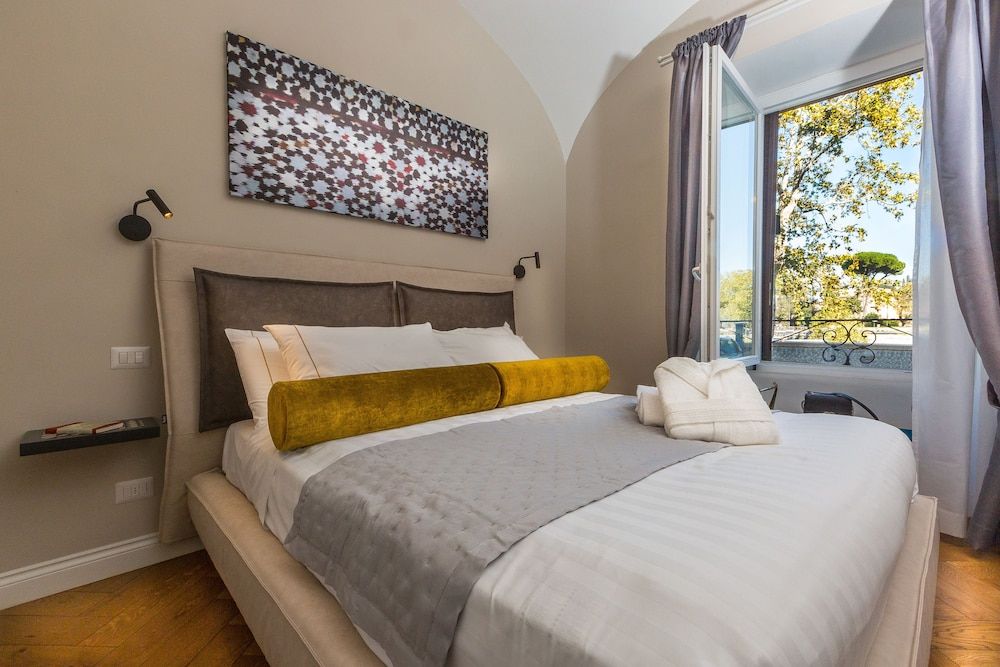 Palazzo Baj in Trastevere Luxury Studio Suite, Private Bathroom, River View 8