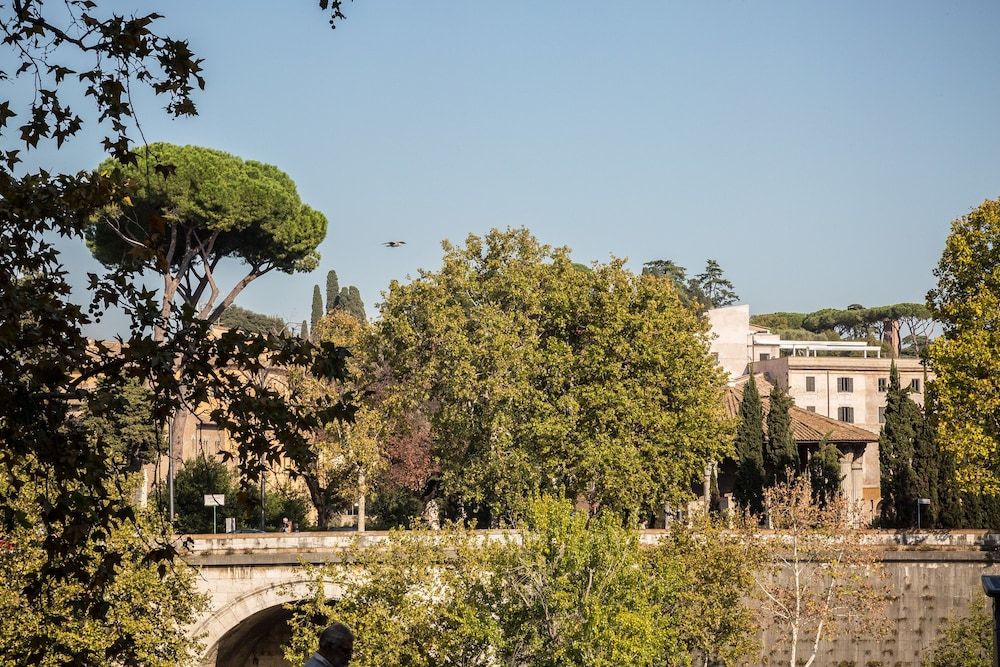Palazzo Baj in Trastevere Luxury Studio Suite, Private Bathroom, River View 11