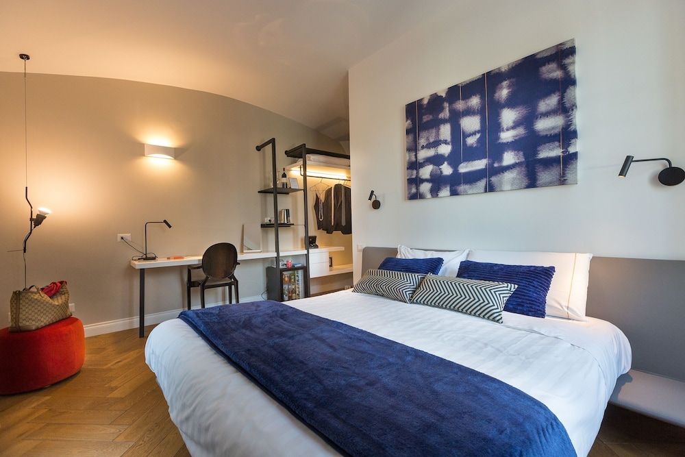 Palazzo Baj in Trastevere Luxury Studio Suite, Private Bathroom, River View 5