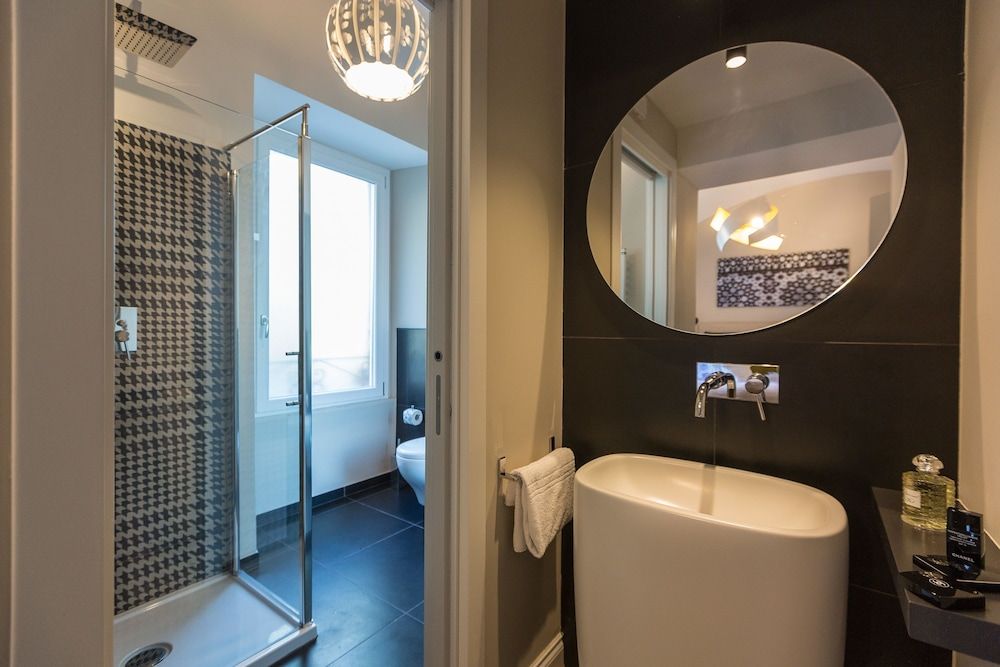 Palazzo Baj in Trastevere Luxury Studio Suite, Private Bathroom, River View 14