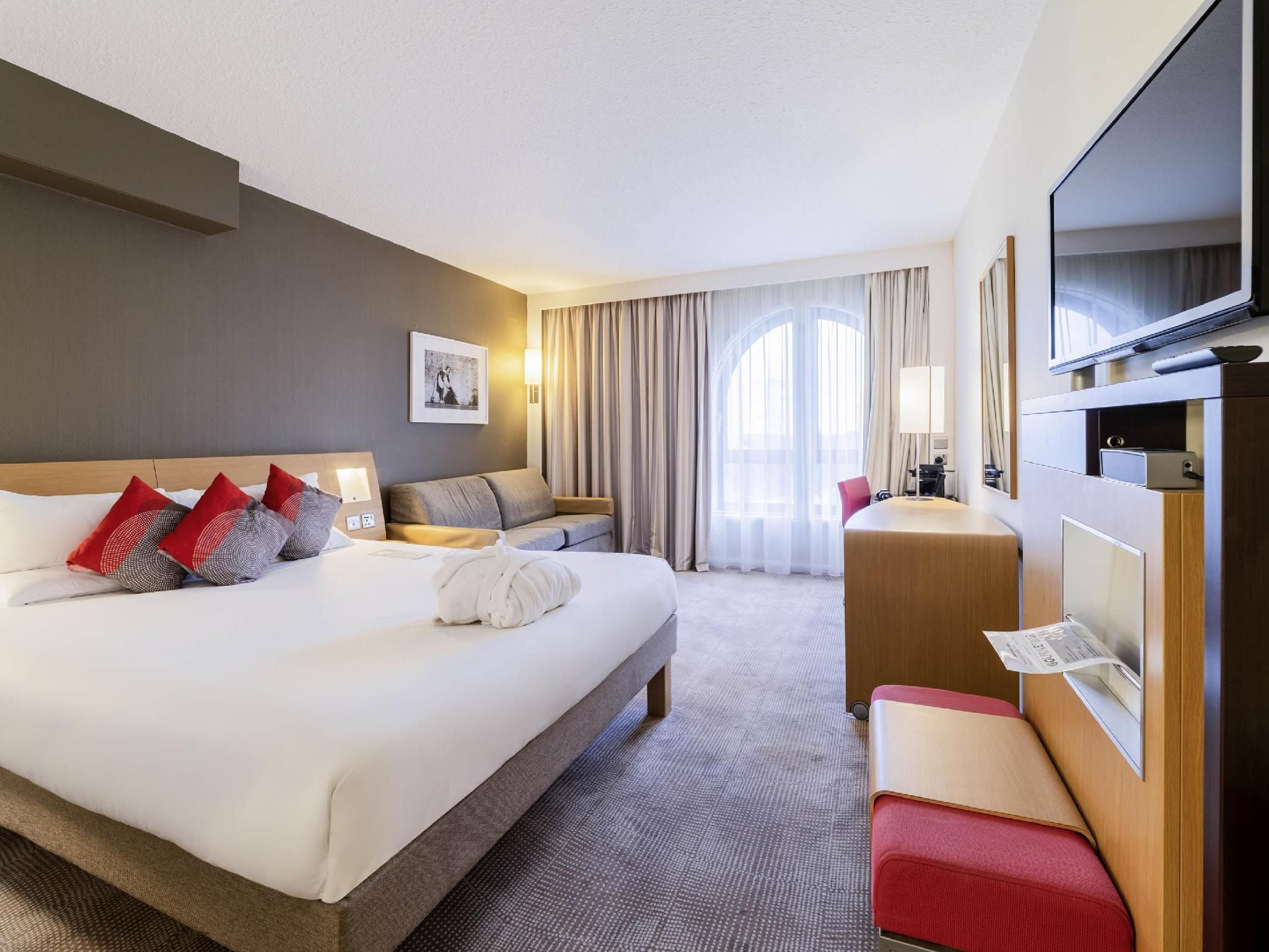 Executive Room 1 Queen bed + convertible Sofa