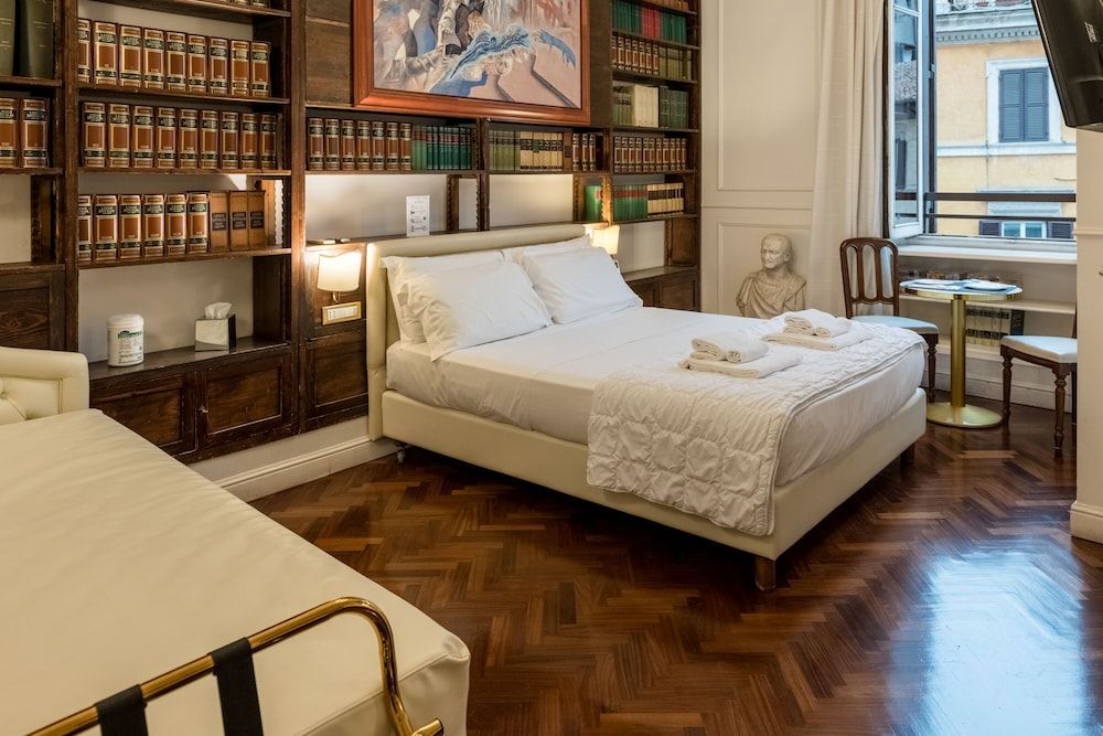 Navona Central Suites Romantic Studio Suite, Hot Tub 2