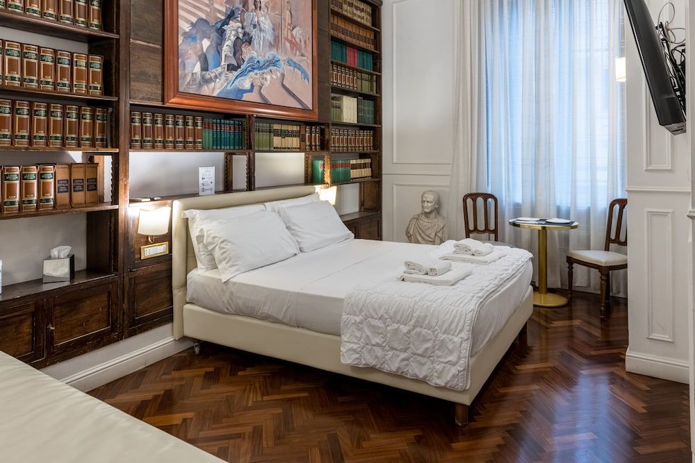 Navona Central Suites Romantic Studio Suite, Hot Tub 4