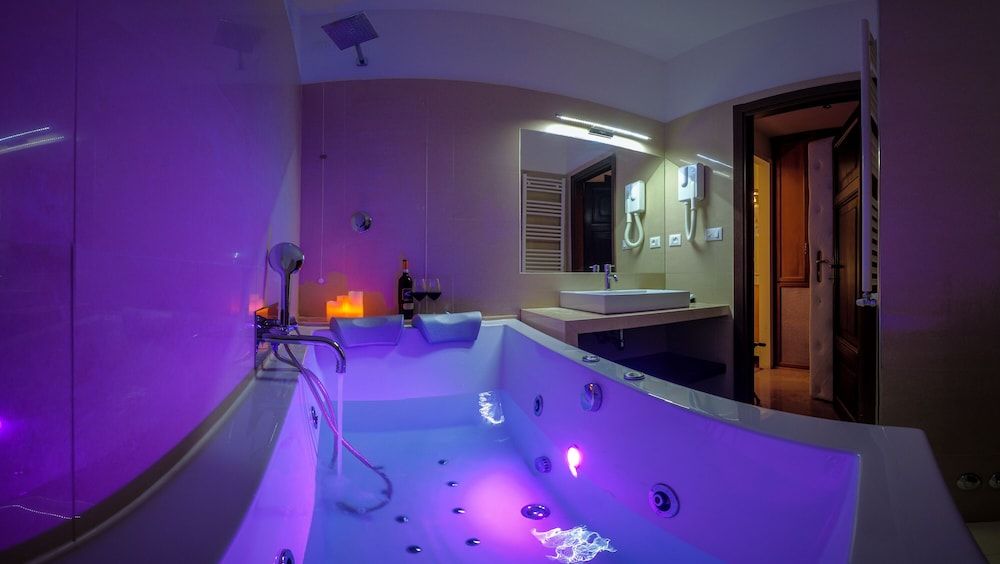Navona Central Suites Romantic Studio Suite, Hot Tub 14
