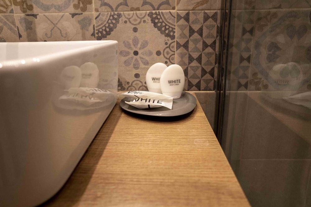 Navona Central Suites Romantic Studio Suite, Hot Tub 9