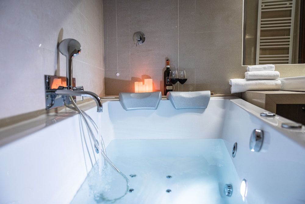 Navona Central Suites Romantic Studio Suite, Hot Tub 12