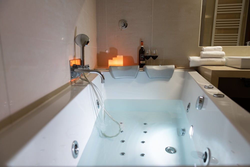 Navona Central Suites Romantic Studio Suite, Hot Tub 11