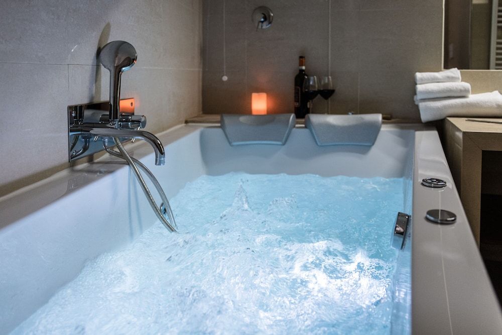 Navona Central Suites Romantic Studio Suite, Hot Tub 13