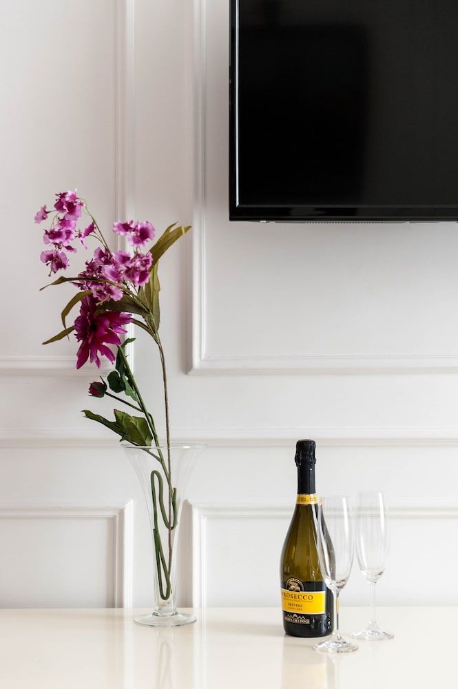 Navona Central Suites Romantic Studio Suite, Hot Tub 19