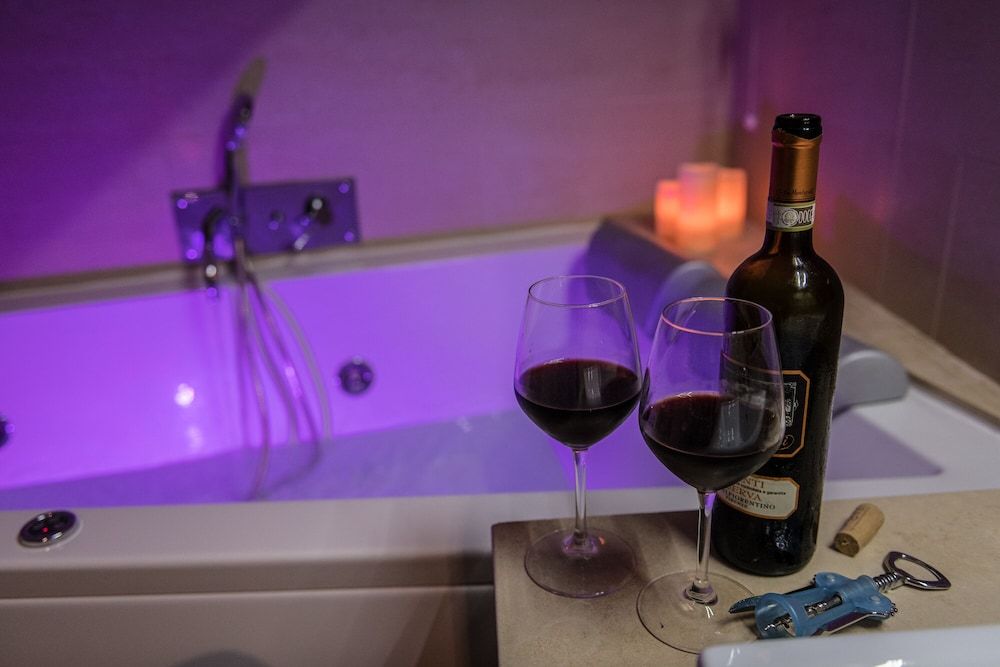 Navona Central Suites Romantic Studio Suite, Hot Tub 10