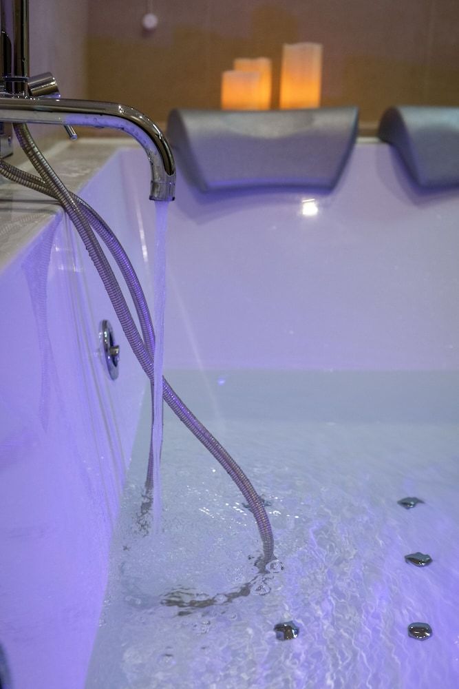 Navona Central Suites Romantic Studio Suite, Hot Tub 7