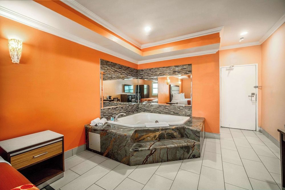King Room, Hot Tub