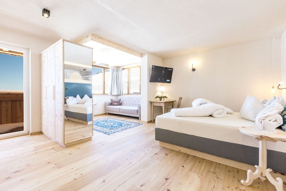 Comfort Suite, 1 Bedroom, Sauna, Mountain View