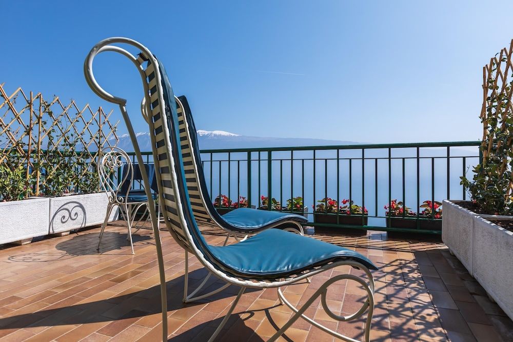 Boutique Hotel Villa Sostaga Signature Room Villa with Terrace and Lake View 5