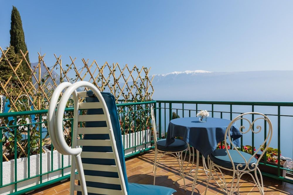 Boutique Hotel Villa Sostaga Signature Room Villa with Terrace and Lake View 4